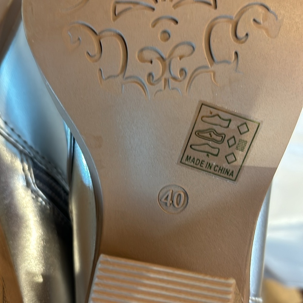 Shiny Silver zip up boots New with tags - Picture 7 of 8